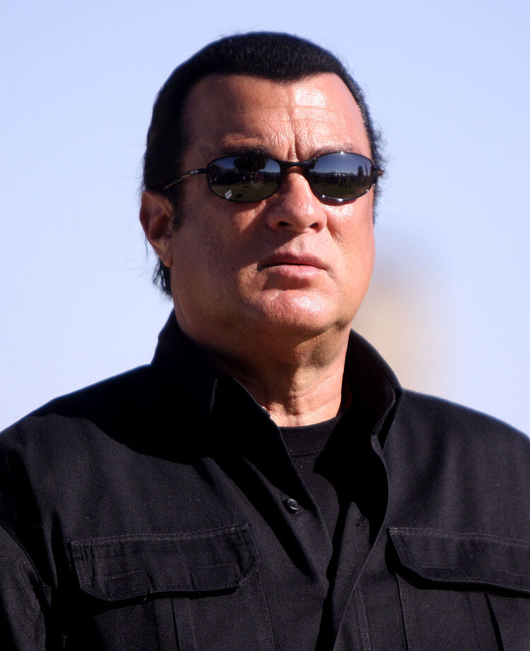 1200px-Steven_Seagal_by_Gage_Skidmore