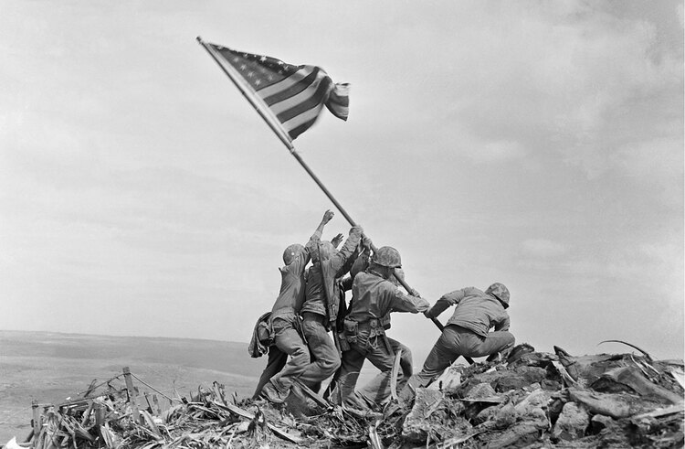 Iwo-Jima-raising-the-US-flag