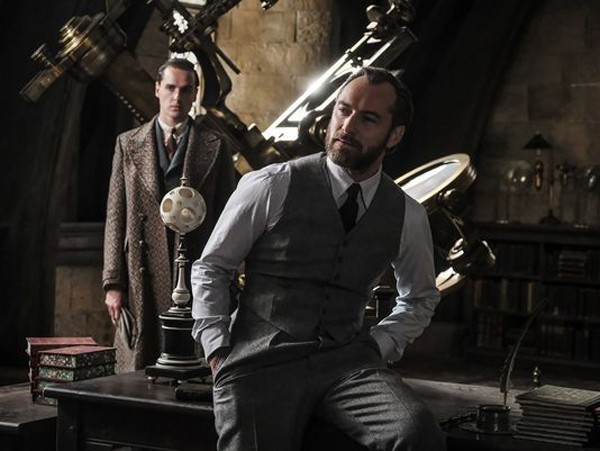 fantastic-beasts-the-crimes-of-grindelwald-jude-law-600x451