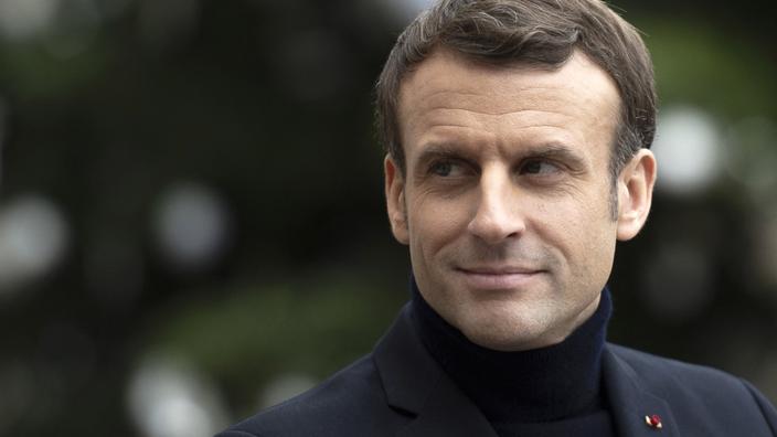 emmanuel-macron-portant-un-col-roule